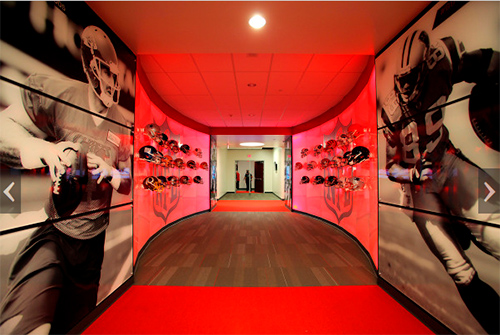 红色发光的走廊和足球头盔和犹他大学品牌